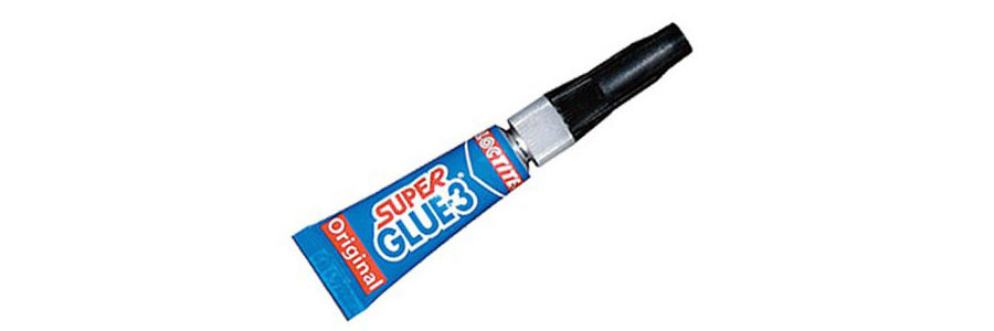 Frasco de pegamento instantáneo tipo Super Glue en laboratorio