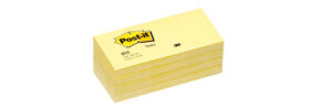 Notas adhesivas Post-it de colores sobre superficie